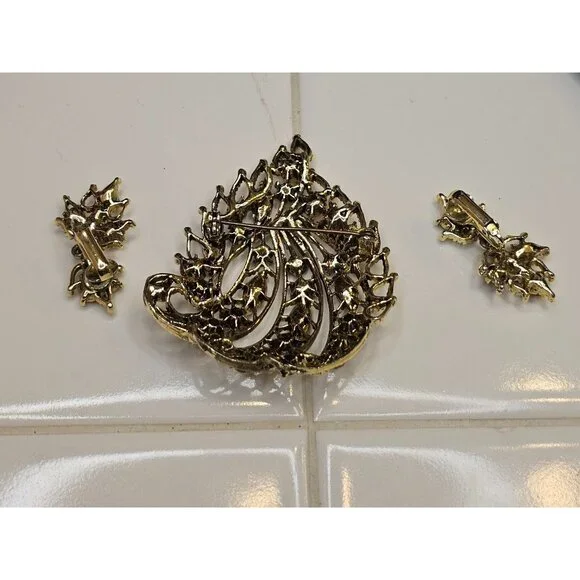 Vintage Gold-Tone‎ Rhinestone Brooch & Clip-On Earrings Set - Picture 5 of 7